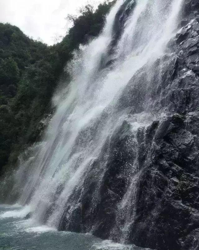 高空畅游的女孩